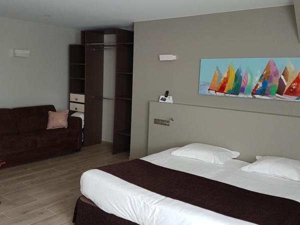 Logis Auberge Saint Simond : photo 2 de la chambre chambre quadruple - vue sur jardin