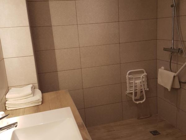 Logis Auberge Saint Simond : photo 3 de la chambre chambre quadruple - vue sur jardin