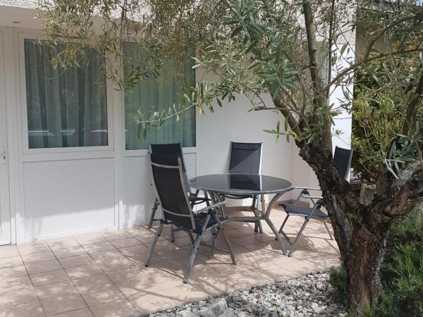 Logis Auberge Saint Simond : photo 4 de la chambre chambre quadruple - vue sur jardin