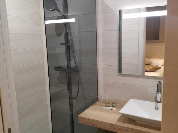 Logis Hotel Des Bains : photo 3 de la chambre chambre double confort - hébergement accessible uniquement par des escaliers