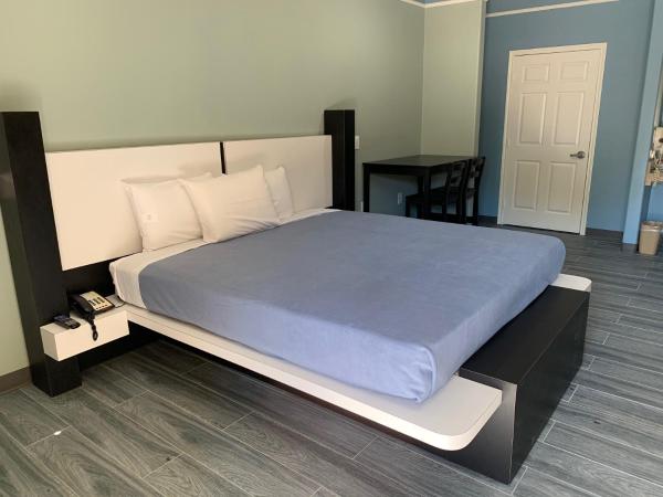 Crystal Suites : photo 5 de la chambre chambre lit king-size avec baignoire spa - fumeurs