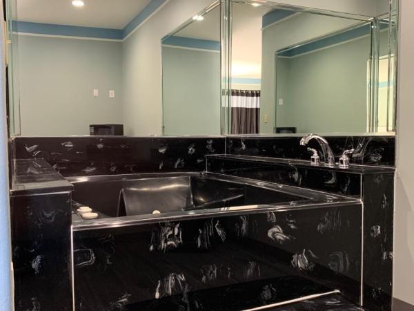 Crystal Suites : photo 6 de la chambre chambre lit king-size avec baignoire spa - fumeurs