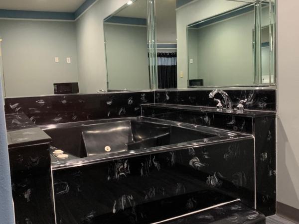 Crystal Suites : photo 7 de la chambre chambre lit king-size avec baignoire spa - fumeurs