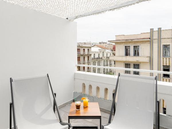 Colors Urban Hotel Thessaloniki : photo 9 de la chambre suite lit king-size avec terrasse et jacuzzi