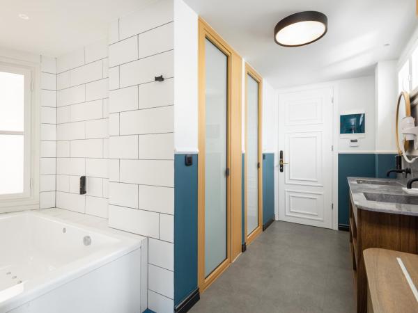 Colors Urban Hotel Thessaloniki : photo 8 de la chambre suite lit king-size avec terrasse et jacuzzi