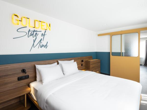 Colors Urban Hotel Thessaloniki : photo 1 de la chambre suite lit king-size avec terrasse et jacuzzi