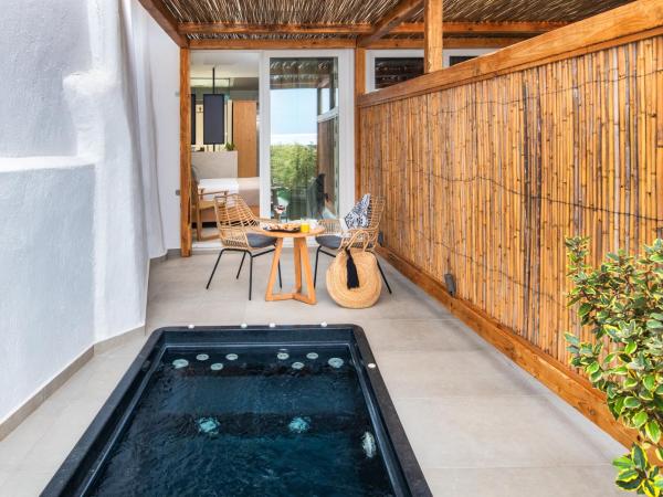 Callia Retreat Suites - Adults Only : photo 6 de la chambre suite premium avec jacuzzi privé extérieur