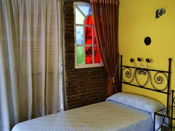 PENSION VERGARA , Sevilla : photo 1 de la chambre chambre triple avec salle de bains commune