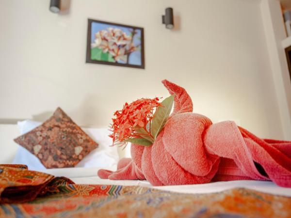 Lanta Pearl Beach Resort : photo 7 de la chambre bungalow avec climatisation