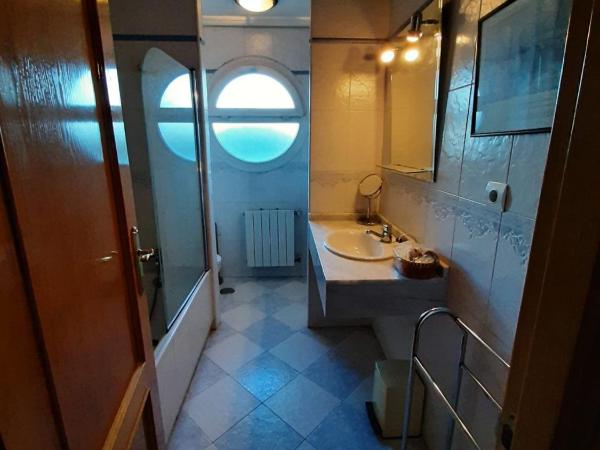 Chalet Avila Rooms : photo 4 de la chambre chambre triple avec salle de bains privative