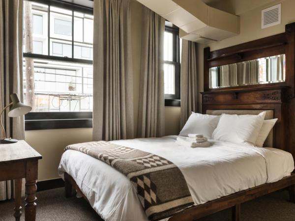 KEX Hotel : photo 2 de la chambre chambre lit queen-size avec salle de bains commune 