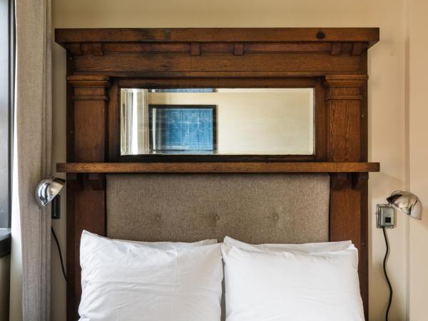 KEX Hotel : photo 3 de la chambre chambre lit queen-size avec salle de bains commune 