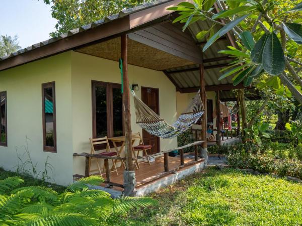 Isara Lanta Beach Resort : photo 1 de la chambre bungalow deluxe 