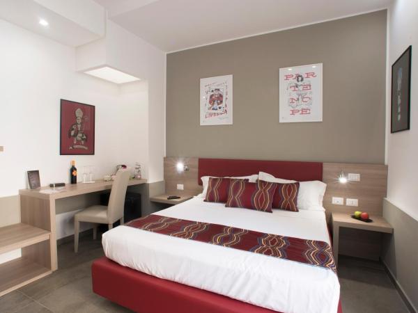 Regina Margherita Suite : photo 7 de la chambre chambre lit king-size - vue sur jardin