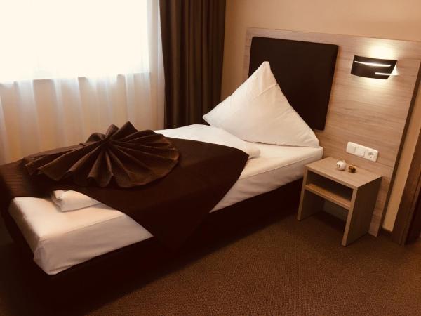 Hotel Glinde : photo 6 de la chambre chambre familiale avec douche 