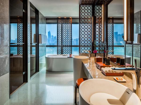 Regent Chongqing - Complimentary 1st round mini bar daily : photo 2 de la chambre king classic river view