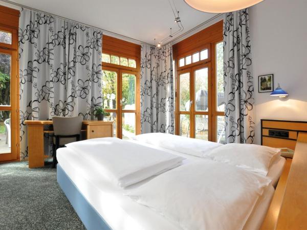 Villa Waldperlach by Blattl : photo 6 de la chambre chambre double - vue sur jardin