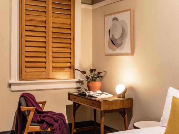 The Jensen Potts Point : photo 2 de la chambre chambre quadruple avec balcon et salle de bains commune