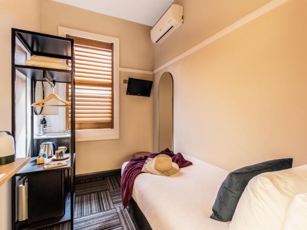 The Jensen Potts Point : photo 1 de la chambre petite chambre simple avec salle de bains commune