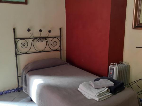 PENSION VERGARA , Sevilla : photo 2 de la chambre chambre triple avec salle de bains commune
