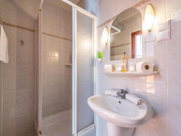Korona Panzió Budapest : photo 3 de la chambre chambre triple avec salle de bains privative