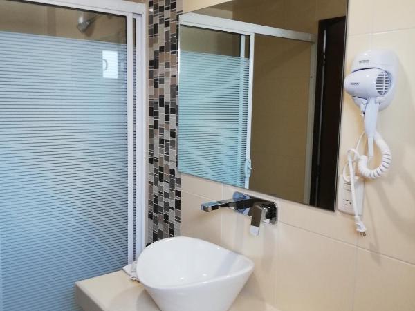 CORDIALITY INN : photo 9 de la chambre chambre lits jumeaux spacieuse