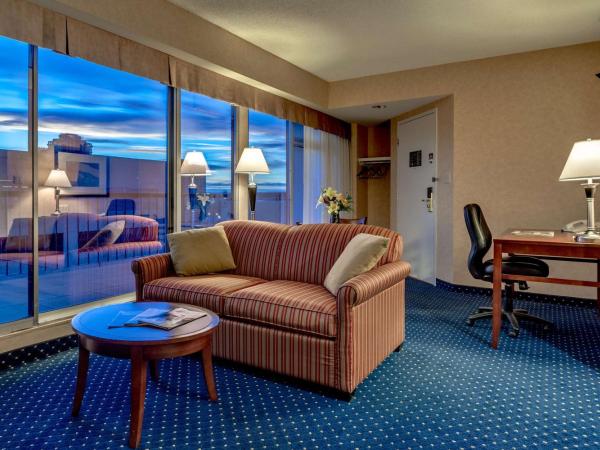 Best Western Plus Suites Downtown Calgary : photo 1 de la chambre suite lit queen-size avec baignoire spa