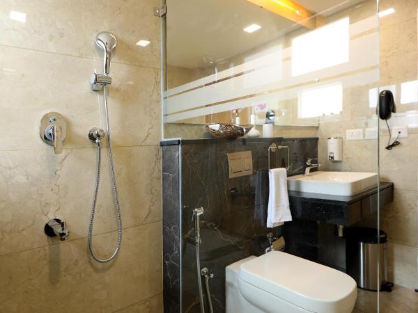 Flora Charishma Residency Aluva : photo 6 de la chambre chambre deluxe double ou lits jumeaux