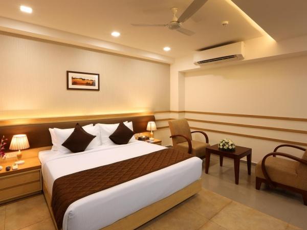 Flora Charishma Residency Aluva : photo 3 de la chambre chambre deluxe double ou lits jumeaux