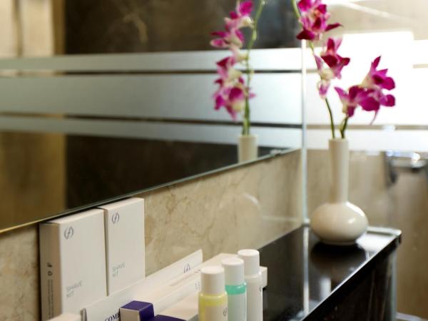 Flora Charishma Residency Aluva : photo 8 de la chambre chambre deluxe double ou lits jumeaux