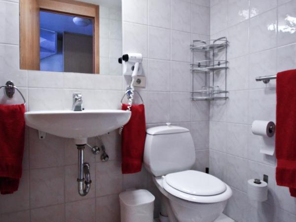 Hotel Orkin : photo 1 de la chambre chambre lits jumeaux avec salle de bains privative