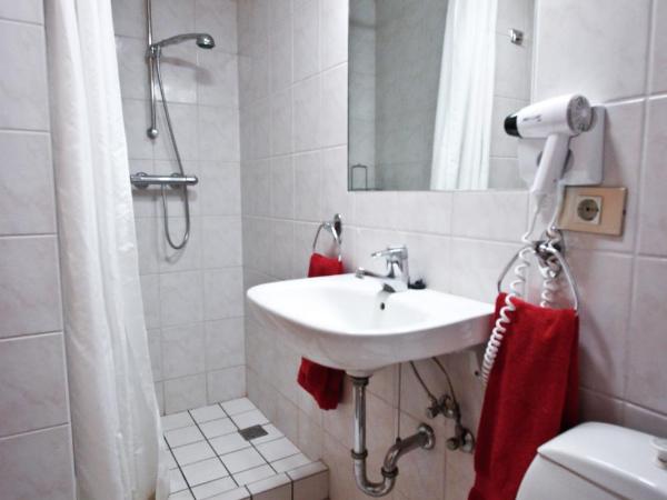 Hotel Orkin : photo 2 de la chambre chambre lits jumeaux avec salle de bains privative