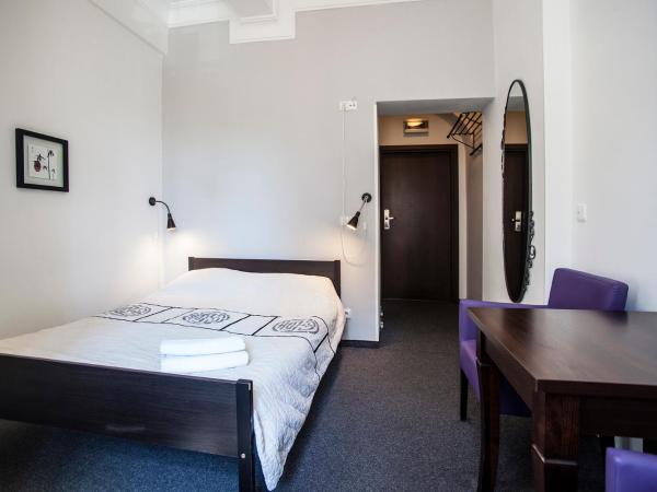 Hostel Wratislavia : photo 2 de la chambre chambre lits jumeaux avec salle de bains
