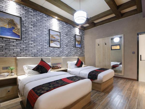 Zou Qu Ye Travel Hotel : photo 1 de la chambre chambre double ou lits jumeaux - vue sur canal