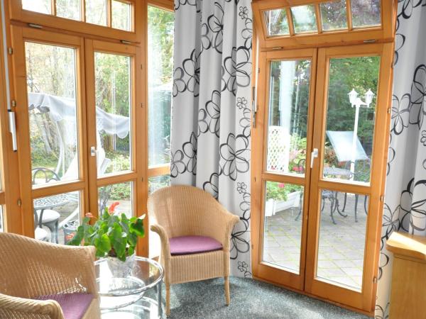 Villa Waldperlach by Blattl : photo 5 de la chambre chambre double - vue sur jardin