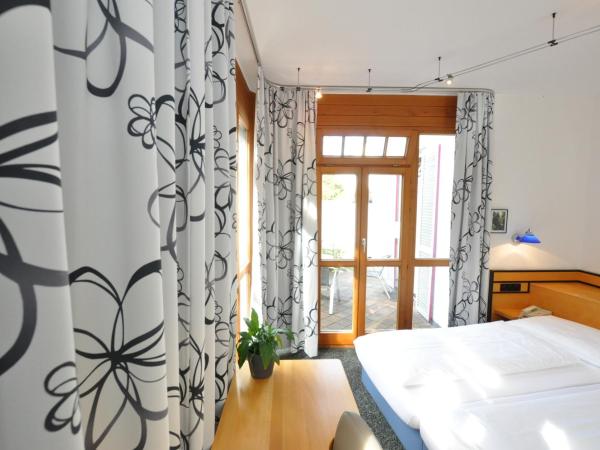 Villa Waldperlach by Blattl : photo 4 de la chambre chambre double - vue sur jardin