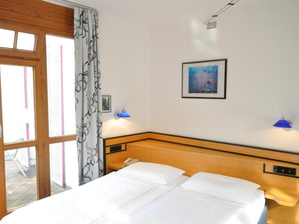 Villa Waldperlach by Blattl : photo 3 de la chambre chambre double - vue sur jardin