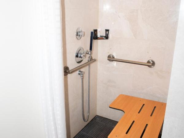 Berkeley Shore Hotel : photo 4 de la chambre hébergement standard lit king-size pour personnes à mobilité réduite