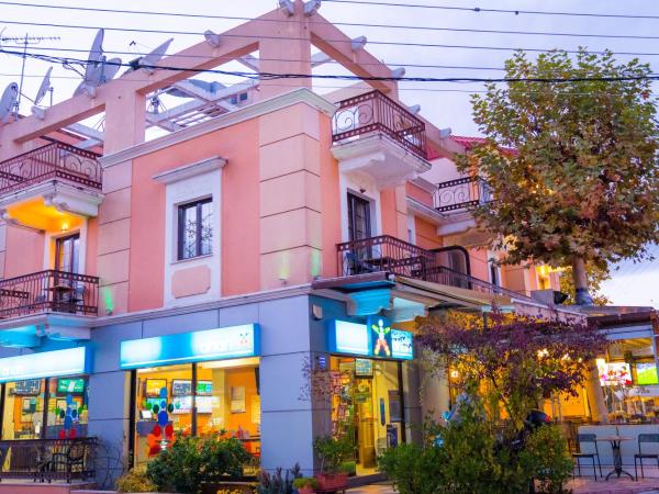 Yiannis Apartments : photo 9 de la chambre chambre quadruple avec balcon