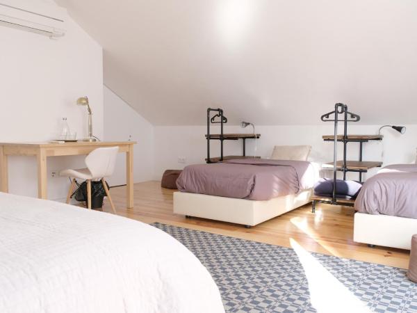 Lisbon Poets Inn : photo 4 de la chambre chambre familiale avec salle de bains privative