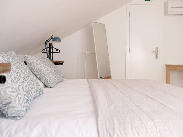 Lisbon Poets Inn : photo 6 de la chambre chambre familiale avec salle de bains privative