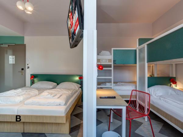 MEININGER Hotel Paris Porte de Vincennes : photo 1 de la chambre chambre avec 5 lits