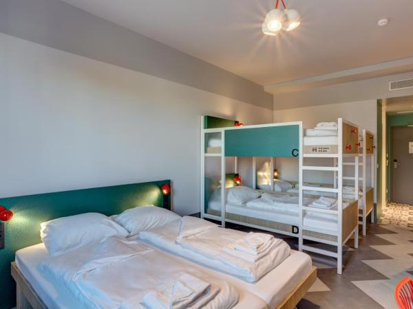MEININGER Hotel Paris Porte de Vincennes : photo 1 de la chambre hébergement 6 lits