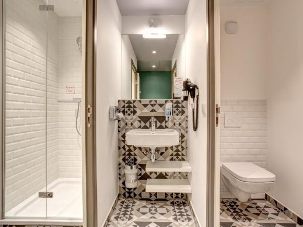 MEININGER Hotel Paris Porte de Vincennes : photo 4 de la chambre chambre avec 5 lits