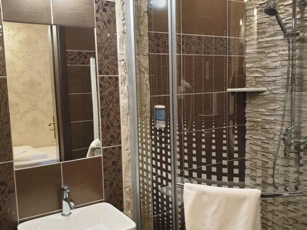 Kastélykert Fogadó : photo 4 de la chambre chambre quadruple avec salle de bains privative