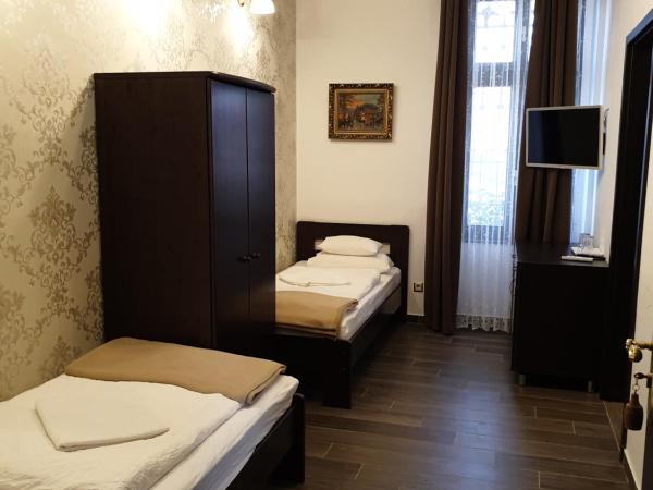 Kastélykert Fogadó : photo 5 de la chambre chambre quadruple avec salle de bains privative