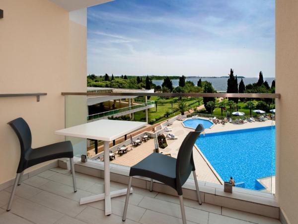 Hotel Materada Plava Laguna : photo 4 de la chambre chambre supérieure avec balcon et vue sur la mer
