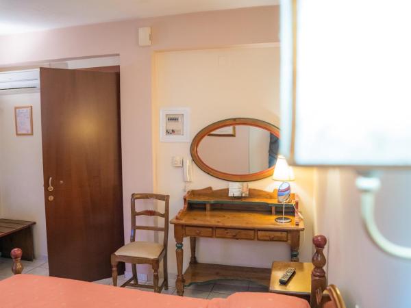 Yiannis Apartments : photo 6 de la chambre chambre quadruple avec balcon