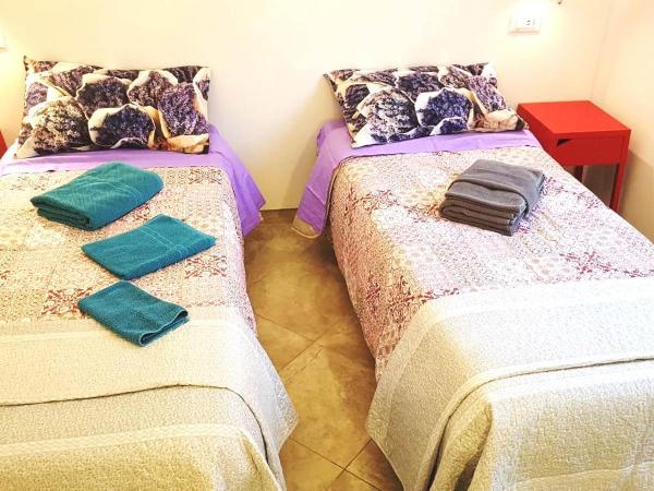 Bed And Breakfast Corticella 24 : photo 7 de la chambre chambre lits jumeaux avec salle de bains privative