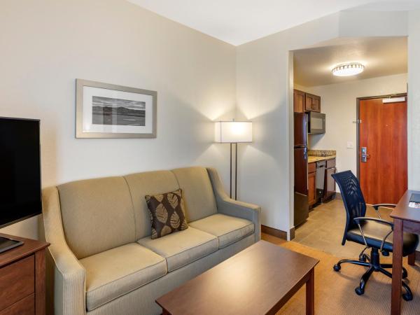 MainStay Suites Near Denver Downtown : photo 9 de la chambre suite lit king-size avec canapé-lit